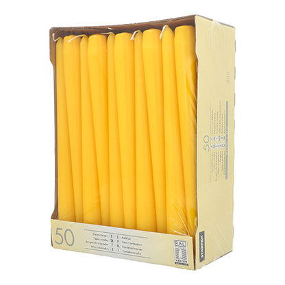 En kartong med 50 Starpak ljusljus (Ø 2,2 cm, 25 cm), var och en upprättstående och insvept i klar plastfilm, visar på framsidan och på sidorna av förpackningen mängd, produktinformation och deras långa brinntid.