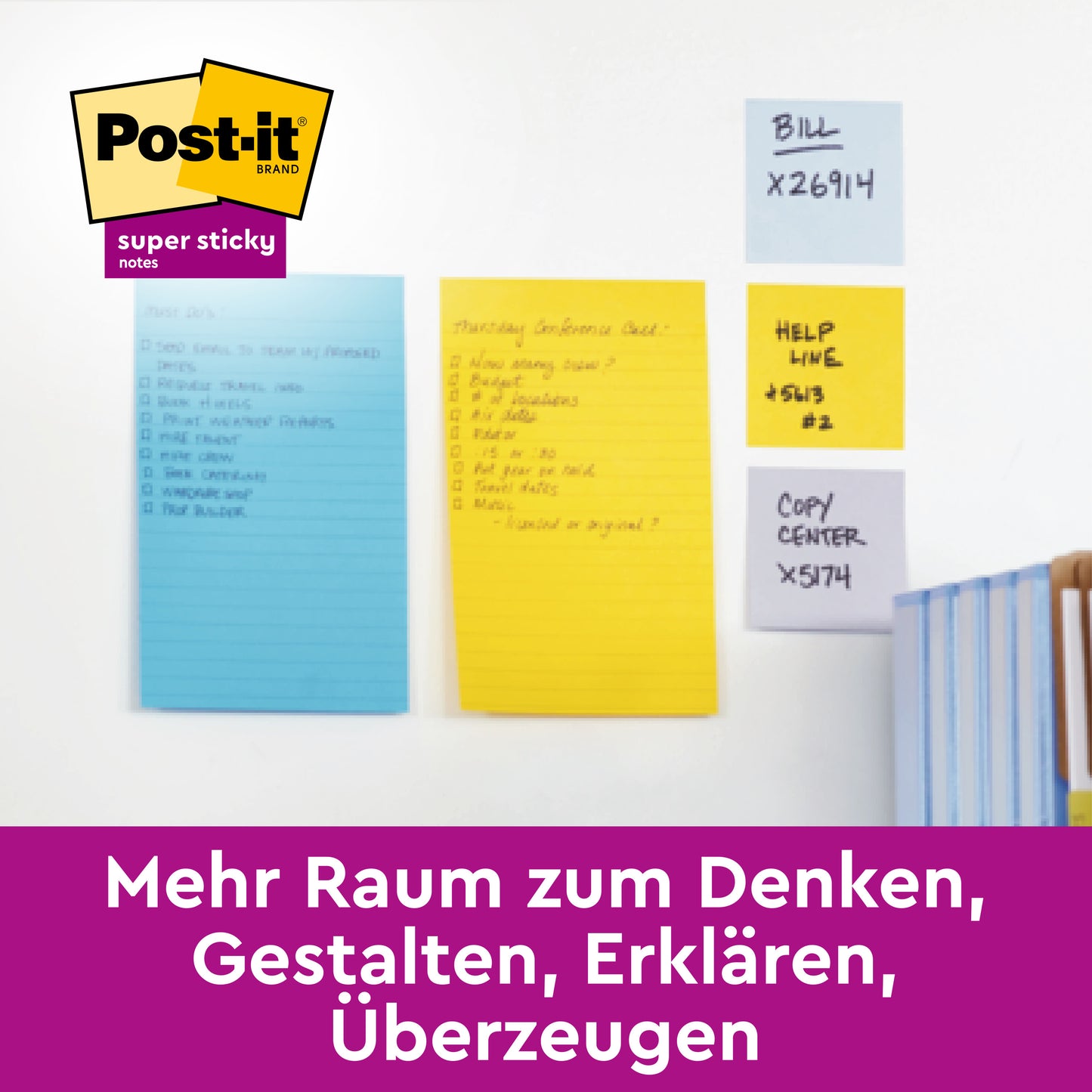 Drei Post-it® Super Sticky Meeting Notes (blau, gelb, weiß, 203x153 mm) von 3M Deutschland GmbH haften mit handschriftlichen Listen an einer weißen Wand; daneben Bücher. Text: "Mehr Raum zum Denken, Gestalten, Erklären, Überzeugen.