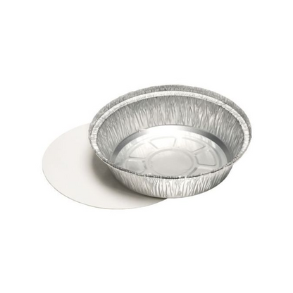 En Starpak 25 skålar, alu + insatslock, PP-belagd bakform med ett matchande platt kartonglock står nära på en enkel vit bakgrund.