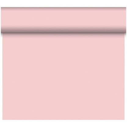 En rulle Dunicel-bordslöpare Tête-à-Tête 24 m x 0,4 m (20 sektioner) från Duni GmbH rullas vertikalt ut, den ljusrosa ytan presenteras som en stilfull bordsdekoration mot en vit bakgrund.