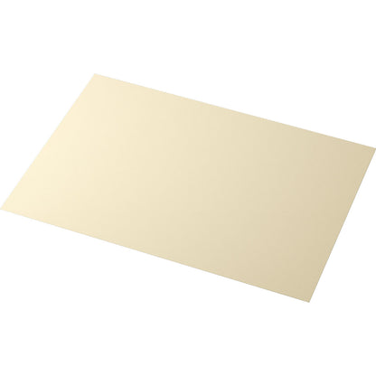 Ett enda ark slätt, krämfärgat papper – i en storlek som kan jämföras med Evolin-bordsservetterna från Duni GmbH (30 x 43,5 cm) – presenteras lätt snett mot en vit bakgrund.