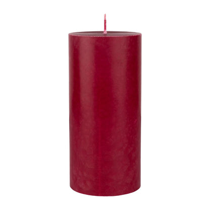 Det röda blockljuset från Duni GmbH (150 x 70 mm, 100% stearin, ca. 50h) står upprätt med platt topp och enkel veke mot vit bakgrund - perfekt för dem som söker miljövänliga ljus.