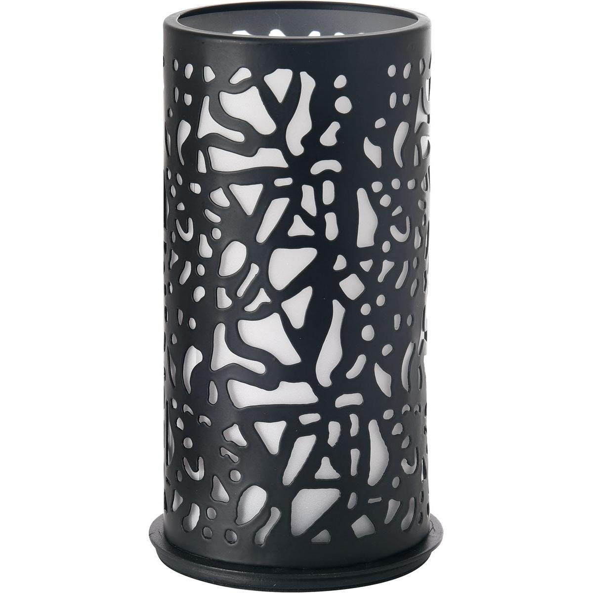 Ljusstaken i metall, 140x75 mm, Twist svart från Duni GmbH övertygar med modern design och abstrakt utskärningsmönster, som skapar stämningsfullt ljus genom oregelbundna former. Perfekt som en stilfull accent för ditt hem.