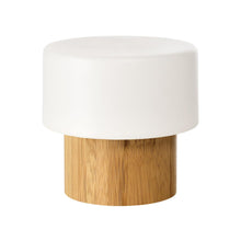 Den LED-ljushållaren i bambu (110x110 mm) från Duni GmbH erbjuder stilfull bordsdekoration och modern belysning, presenterad mot en enkel, vit bakgrund. Förpackningen innehåller 1 styck.