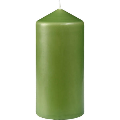 Duni GmbH:s blockljus, ca. 40h, 130 x 60 mm, med slät grön yta och vit veke, står upprätt mot en enkel vit bakgrund - perfekt för en långvarig atmosfär med lång brinntid.