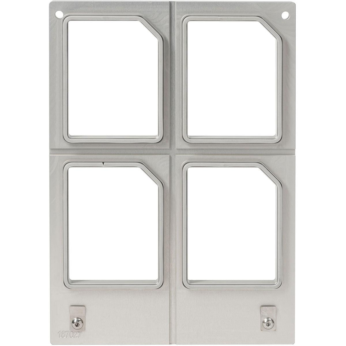 Kassetten DF10/20 för Polardeli rPET Mini 100 ml (4-användning) från Duni GmbH har en metallplatta med fyra avfasade rektangulära utskärningar i ett 2x2-rutnät, två skruvar nedtill och hål upptill - idealisk för användning av återvunnet PET-material.