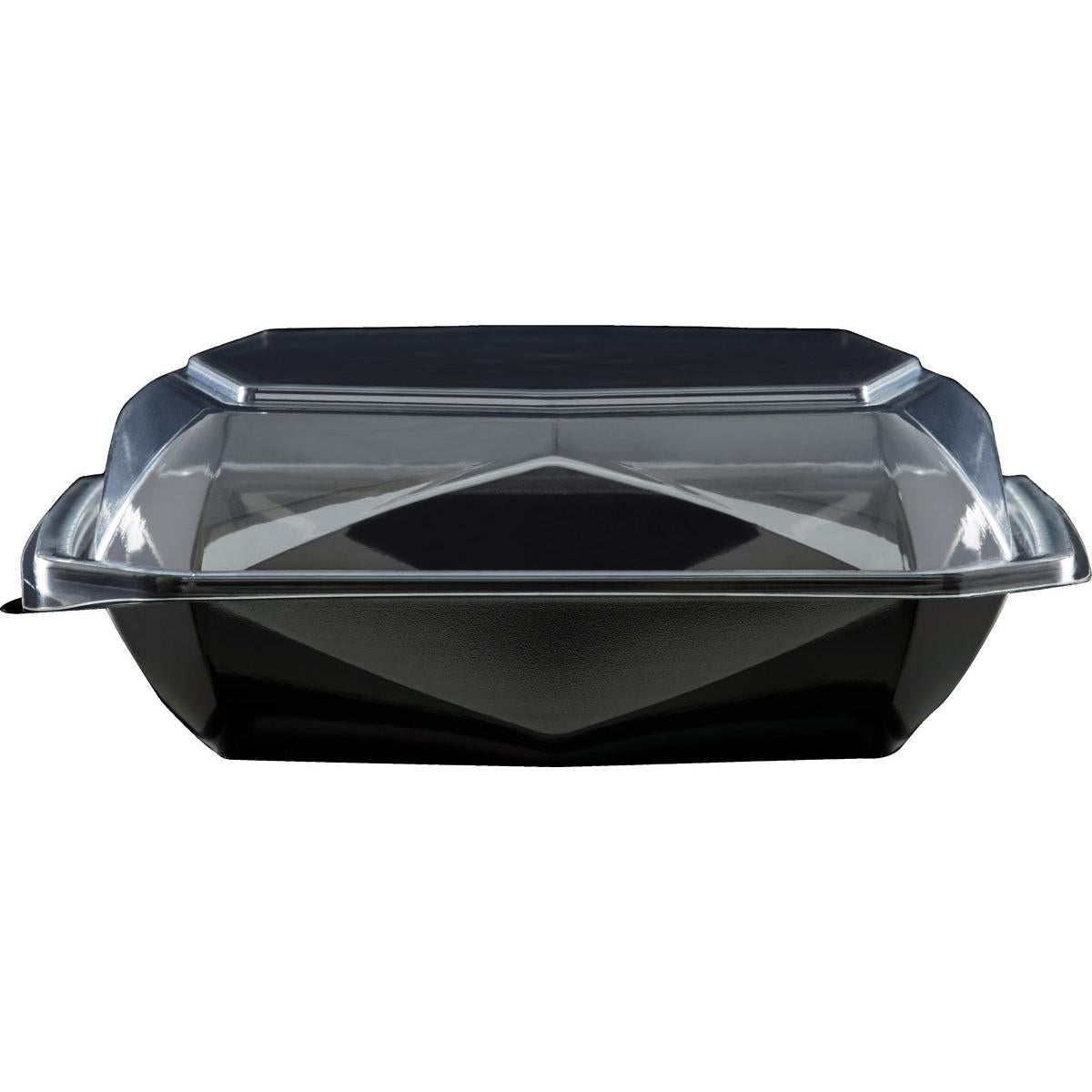 Avbildad är en tom Octaview® M Svart / Transparent APET 185x185x70 Takeout-behållare från Duni GmbH med klart påsatt lock på vit bakgrund. Det säkert fastsatta locket understryker användningen som livsmedelsförpackning.