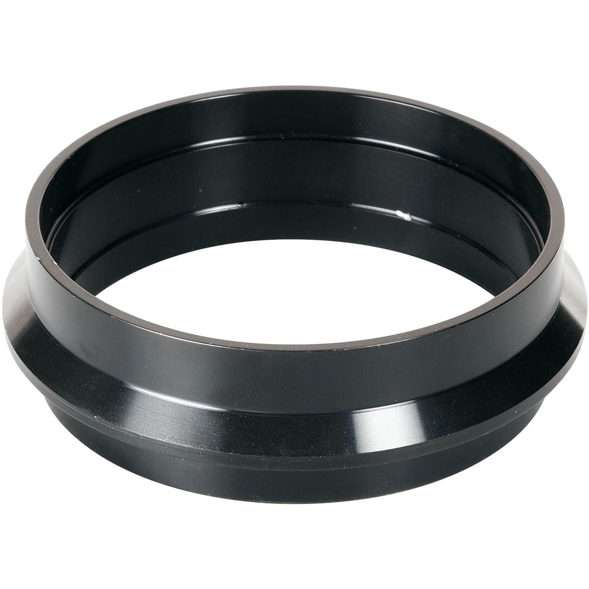 En svart, rund metallring med fläns från Duni GmbH, förpackning (1 styck), kassett DF5 ø 92 mm svart. Dess släta, reflekterande yta visar highlights - idealisk för ø92 ljudinspelningar. Fotograferad snett mot vitt.