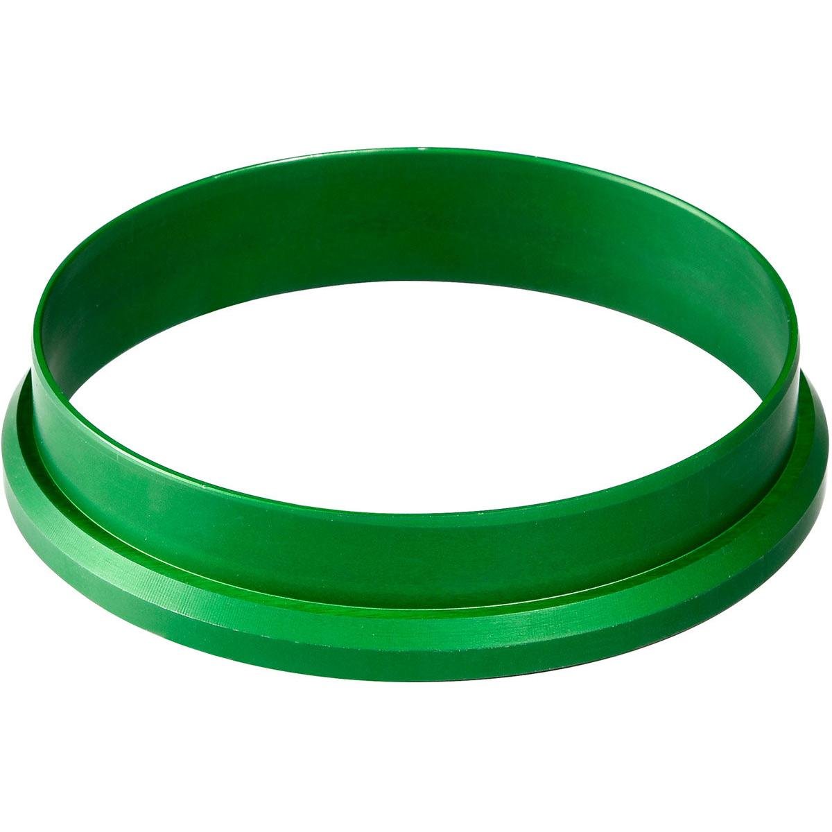 En grön, cirkulär metallring med upphöjd kant för förvaring av 96 mm kassett DF5, avbildad på vit bakgrund. Produkt: Kassett DF5 ø 96 mm Grön | Förpackning (1 styck), Märke: Duni GmbH.