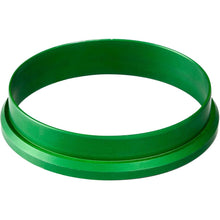 En grön, cirkulär metallring med upphöjd kant för förvaring av 96 mm kassett DF5, avbildad på vit bakgrund. Produkt: Kassett DF5 ø 96 mm Grön | Förpackning (1 styck), Märke: Duni GmbH.