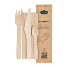 Das 4/1 Besteck Set der Duni GmbH enthält eine natürlich gewachste Holzgabel, Messer, Kaffeelöffel und braune Serviette, neben einer braunen Verpackung mit "Duni Besteck Set" Beschriftung, Illustrationen und QR-Code.