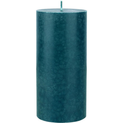 Duni GmbH:s blockljus (100% stearin, ca. 50h, 150 x 70 mm) är ett högt, mörkgrönt, cylindriskt ljus med en slät, marmorliknande yta, en platt topp, en enda veke och en miljövänlig design, som visas upprätt mot en vit bakgrund.