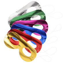 Sechs bunte PAPSTAR GmbH Gesichtsmasken "Metallic" farbig sortiert (6 Stück) mit Augenlöchern und weißem Gummiband, perfekt für Partys oder Feiern. Jede Maske kommt in einem Metallic-Finish und wird in einem praktischen Beutel geliefert.