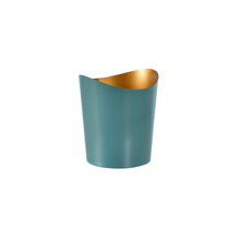 Ljusstaken i metall, Ripple Ocean Teal från Duni GmbH sätter en stilfull accent som en dekorativ hemtillbehör med sin asymmetriska kant och den guldfärgade insidan mot en enkel vit bakgrund.