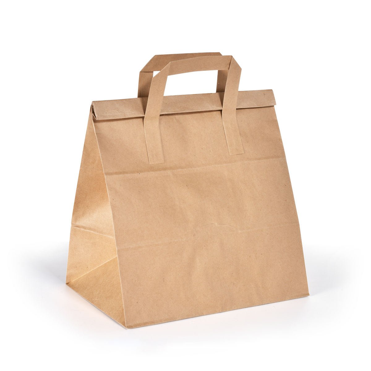 Den BioPak Foldbag Medium Brun Papper FSC 240x170x290 från Duni GmbH (250 stycken/förpackning) står upprätt mot vit bakgrund - den perfekta hållbara förpackningen.