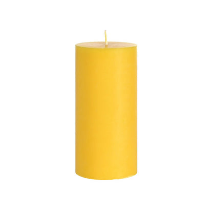 Det gula blockljuset från Duni GmbH av 100% stearin (150 x 70 mm, ca. 50h brinntid) ger stilfulla, miljövänliga accenter och står med sin enda veke upprätt mot vit bakgrund.