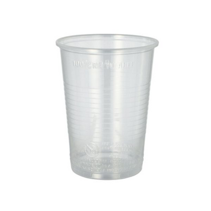 En transparent Starpak-plastmugg (PP) med vertikala räfflor visas mot en enkel vit bakgrund. Den 0,4-liters muggen med en diameter på 9,5 cm och en höjd på 12,2 cm verkar vara tom och har en präglad text upptill.