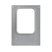 Eine rechteckige Metallplatte mit einem zentralen, abgerundet-rechteckigen Ausschnitt und vier Eck-Schraublöchern, die Teilen der Duni GmbH Kassette DF10/20 f. Forum Schale 785 ml (Packung, 1 Stück) ähnelt, fotografiert auf weißem Hintergrund.