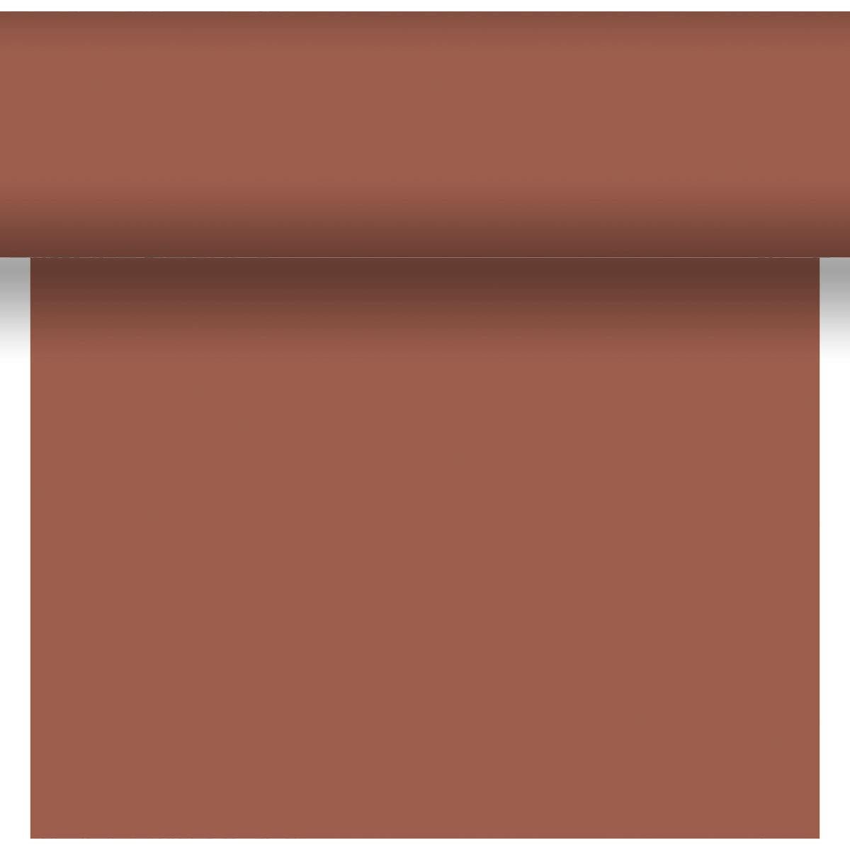 En delvis utrullad Dunicel-bordslöpare Tête-à-Tête 24 m x 0,4 m (20 sektioner) från Duni GmbH hänger framför en vit bakgrund - idealisk för en elegant bordsdekoration eller ett stilfullt Tête-à-Tête.