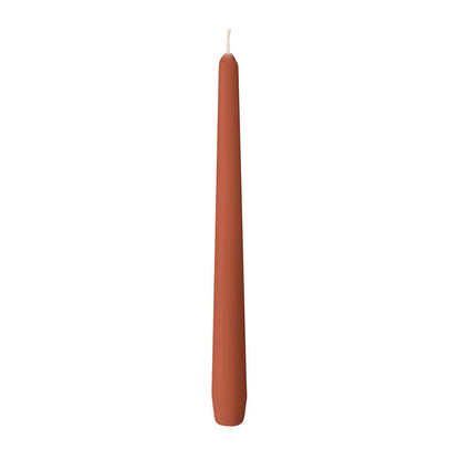 Ett släckt ljus från Duni GmbH (ca. 7h, 250 x 22 mm) med brunröd ton och synlig veke står upprätt mot en enkel vit bakgrund.