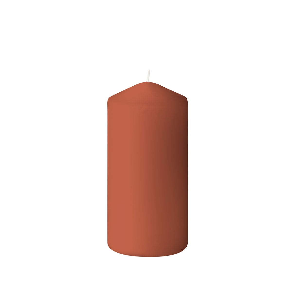 Eine einzelne Stumpenkerze der Duni GmbH (150 x 70 mm, ca. 50h) mit einem weißen Docht steht aufrecht vor einem schlichten weißen Hintergrund.