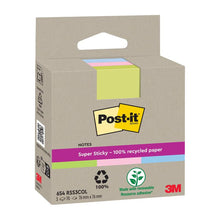 Ett paket Post-it® Super Sticky 100% Recycling Notes från 3M Deutschland GmbH, storlek 76 mm x 76 mm, innehåller tre färger och återvinningssymboler. Varje paket innehåller 70 ark per block, alla tillverkade av PEFC-certifierat återvunnet papper.