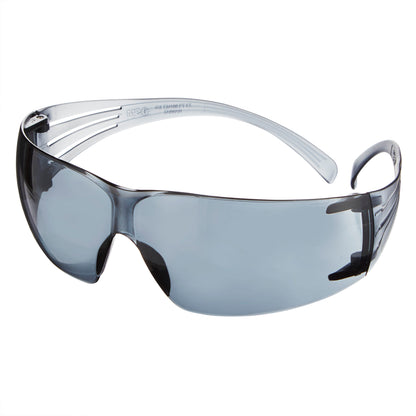 Die 3M™ SecureFit™ Schutzbrille 200 von 3M Deutschland GmbH zeichnet sich durch ein klares, umlaufendes Design mit getönten Gläsern und gebogenen Bügeln für zuverlässigen Augenschutz aus.