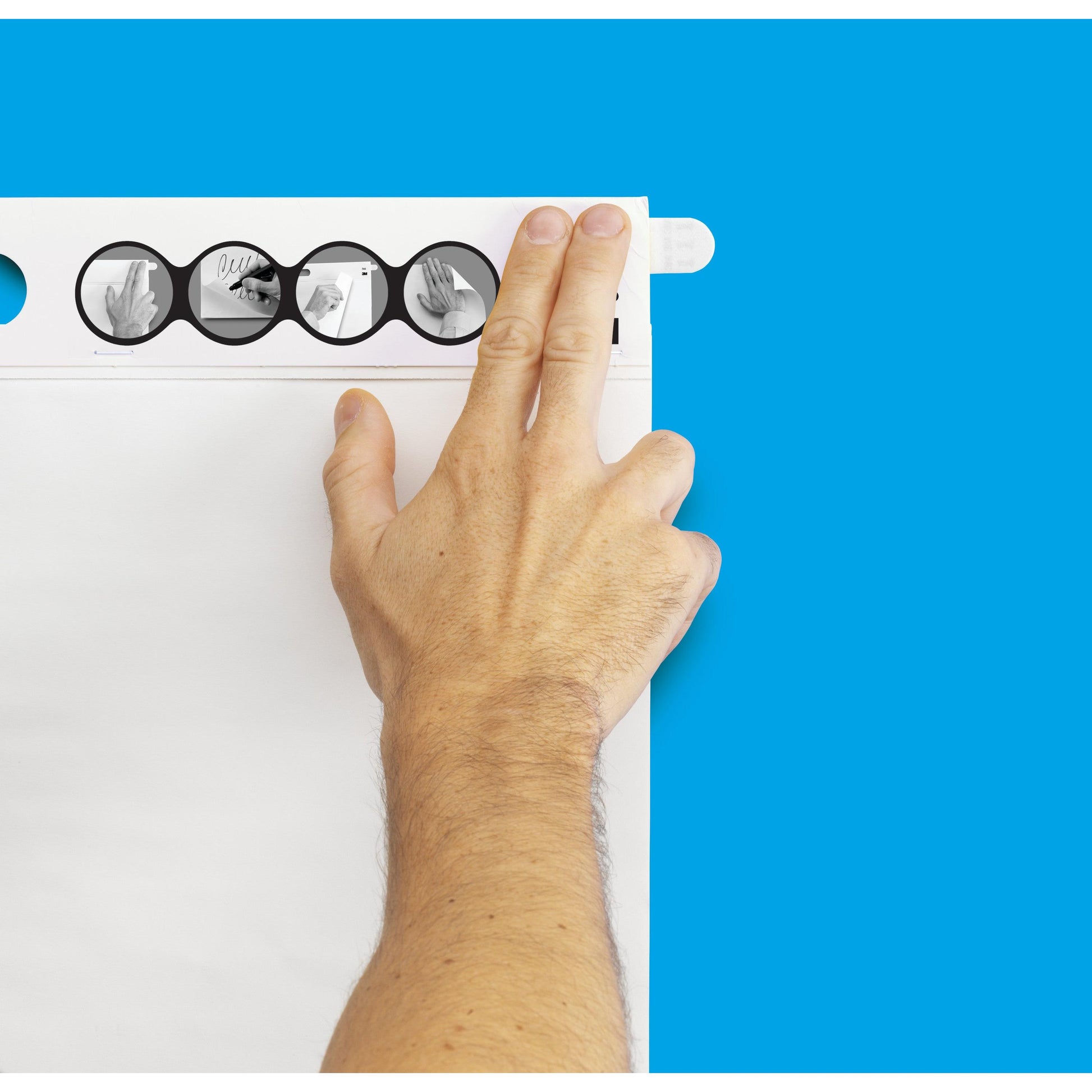 Mit der rechten Hand wird ein perforiertes Blatt von einer 3M Post-it® Super Sticky Meeting Chart (58,4 x 50,8 cm, weiß) mit Lehrbildern am oberen Rand vor blauem Hintergrund abgezogen. Enthält 20 Blätter/Block und Command™-Streifen.