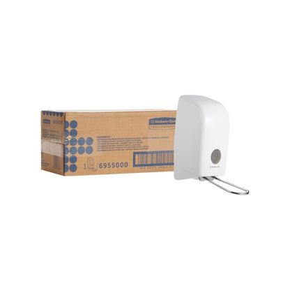 Ein weißer Aquarius™ Spender für Waschlotionen (1 Ltr) von Kimberly-Clark GmbH steht neben einem braunen Karton mit blauer Aufschrift auf schlichtem weißen Hintergrund.