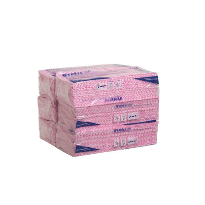 Ein Stapel von sechs Packungen WypAll® X50 Wischtücher - Interfold (41,80 cm x 24,70 cm) von Kimberly-Clark GmbH in einer rosafarbenen Kunststoffverpackung mit deutlich sichtbarem Branding und Symbolen auf der Außenseite, für die industrielle Reinigung.