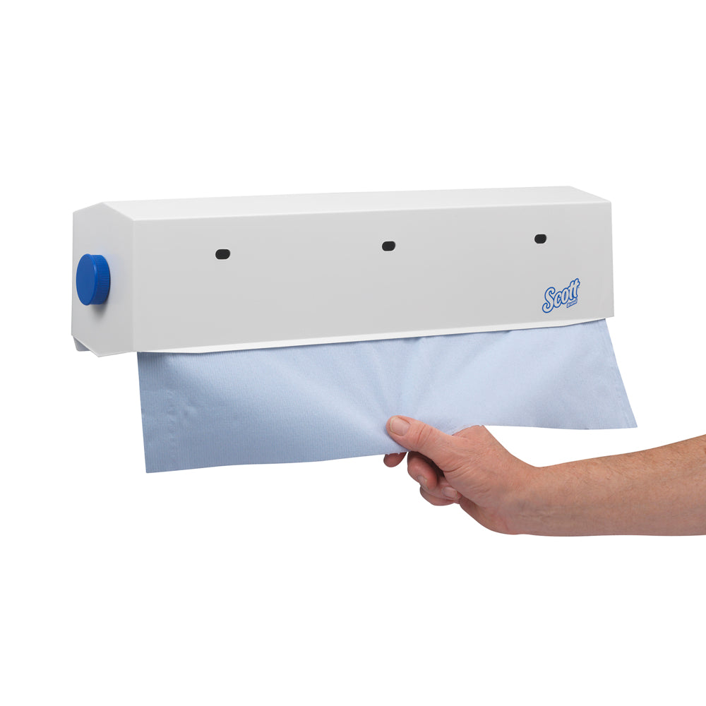 Eine Hand zieht ein blaues Papierhandtuch aus einem wandmontierten weißen Kimberly-Clark Scott® Wischtuch-Spender (Auslaufartikel, 50 cm, 1 Spender) mit blauem Knopf. Auf dem Spender ist rechts das Sont-Logo abgebildet.