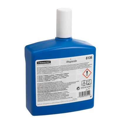 En transparent rektangulär 310 ml Kimberly-Clark Professional™ doft RHAPSODIE påfyllningsförpackning med vitt lock och flerspråkig etikett, säljs som 6 kassetter per kartong, idealisk för luftfräschare i tvättrum. Varumärke: Kimberly-Clark GmbH.