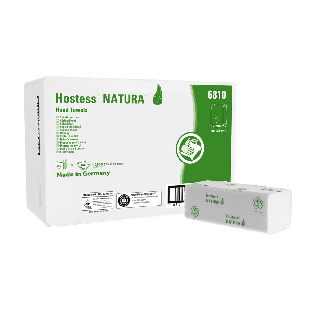 Eine weiße Schachtel Hostess™ NATURA™ C-Falz Handtücher von Kimberly-Clark GmbH ist mit grünem Text und einem Blatt-Logo versehen und enthält 20 Packungen (je 140 Blatt). Hergestellt in Deutschland, umweltfreundlich, mit Produktangaben und Anwendungshinweisen auf der Schachtel.