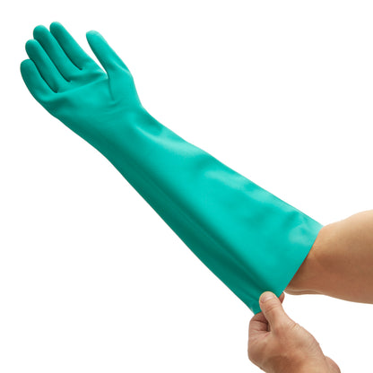 Eine Person zieht einen langen grünen KleenGuard® G80 Nitril-Chemikalienschutzhandschuh mit langer Stulpe (45 cm) von Kimberly-Clark GmbH an, streift ihn über den Unterarm. Beide Arme sind vor weißem Hintergrund zu sehen und betonen den Chemikalienschutz.