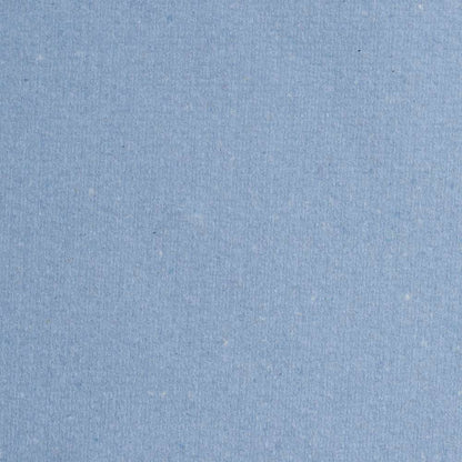 Närbilden av en WypAll® L20 pappershandduk för underhållsarbete stor rulle från Kimberly-Clark GmbH visar den strukturerade blå ytan med fina fibrer och subtila färgvariationer, som framhäver dess kvalitet för industriellt bruk.