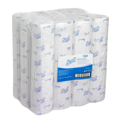 En förseglad plastförpackning innehåller flera Kimberly-Clark GmbH Scott® läkarrullar - rulle, 38,00 cm x 51,00 cm, var och en individuellt förpackad för hygienisk patientvård och användning på medicinska undersökningsbäddar.