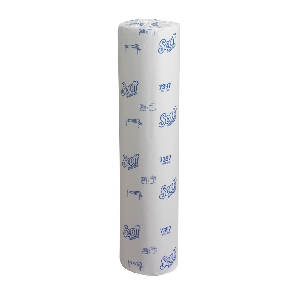 En Scott® läkarrulle - rulle (38,00 cm x 51,00 cm) från Kimberly-Clark GmbH för hygienisk patientvård, förpackad i vitt med blå Scott-logotyper, står upprätt på en enkel vit bakgrund.