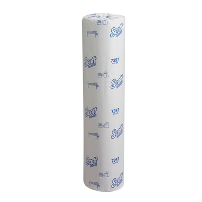 En Scott® läkarrulle - rulle (38,00 cm x 51,00 cm) från Kimberly-Clark GmbH för hygienisk patientvård, förpackad i vitt med blå Scott-logotyper, står upprätt på en enkel vit bakgrund.