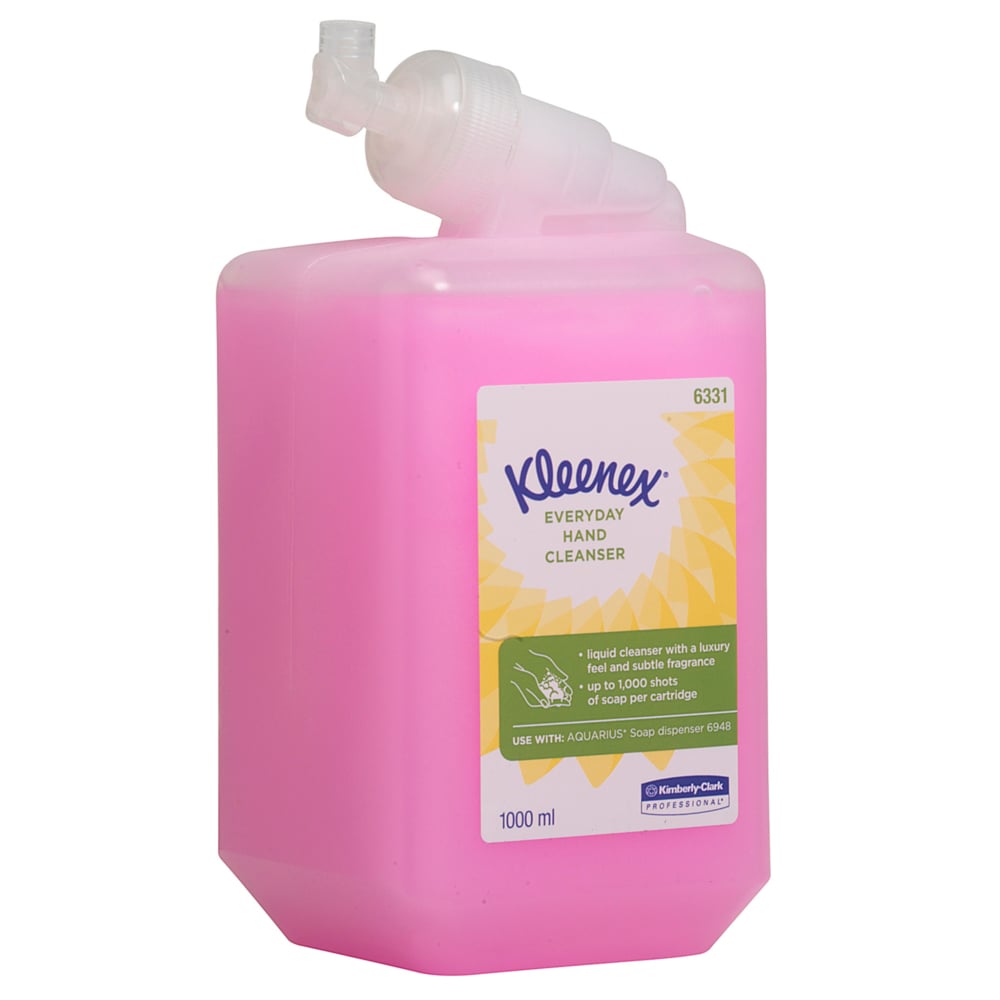 En 1-liters kassett Kleenex® Normal tvållotion rosa från Kimberly-Clark GmbH, designad för Aquarius-dispensrar. Etiketten är försedd med ett gult solsnitt och produktinformation. Säljs som 6 kassetter per kartong (6 patroner).