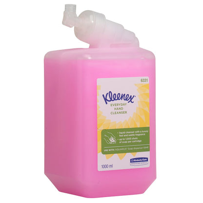 En 1-liters kassett Kleenex® Normal tvållotion rosa från Kimberly-Clark GmbH, designad för Aquarius-dispensrar. Etiketten är försedd med ett gult solsnitt och produktinformation. Säljs som 6 kassetter per kartong (6 patroner).