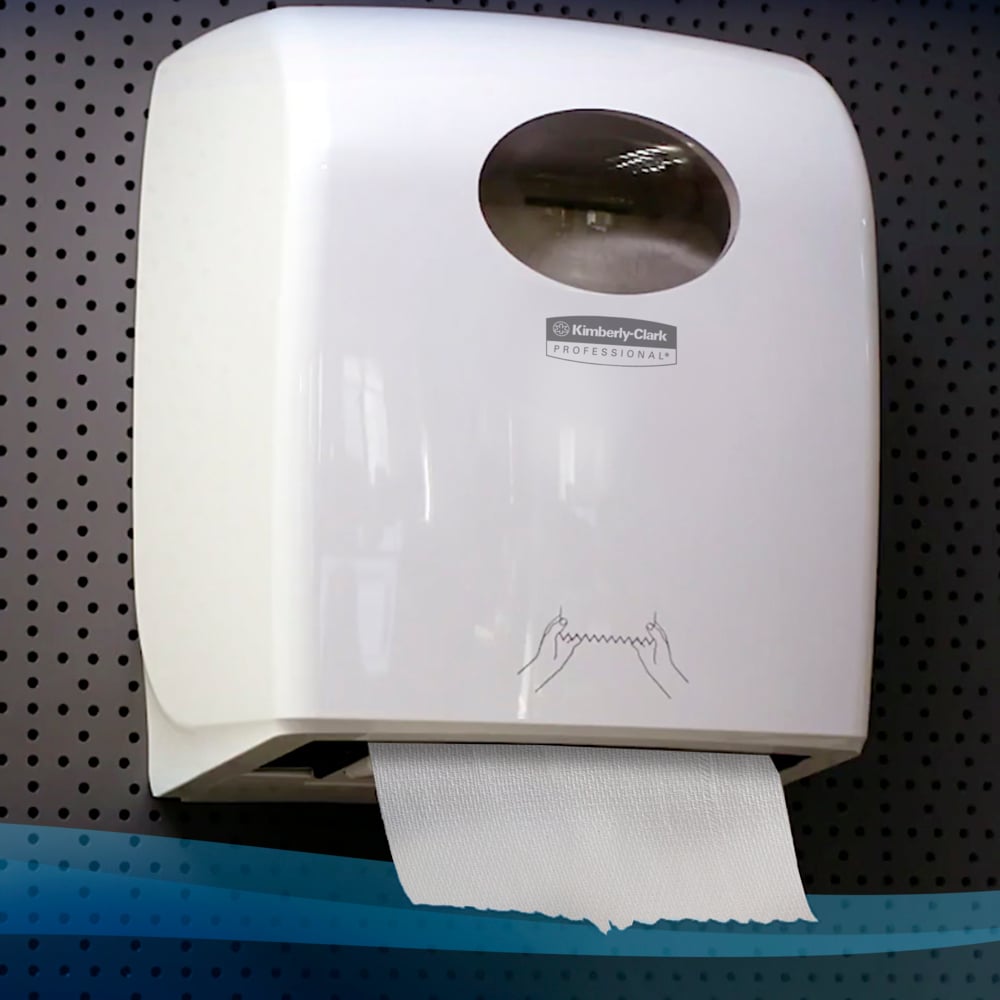 En väggmonterad vit Kimberly-Clark GmbH Scott® Control™ Slimroll™-dispenser håller synliga pappershanddukar och har ett genomskinligt fönster och en instruktion för handtorkning på framsidan; installerad på en perforerad vägg (6 rullar/kartong, vit).