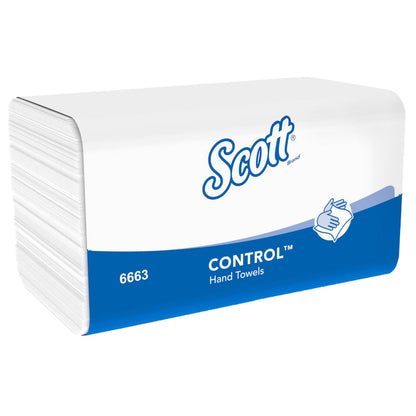 Ett paket Scott® CONTROL™ vikta handdukar - Vit (15 klipp x 212 ark) från Kimberly-Clark GmbH visas i en övervägande vit förpackning med blå botten, som framhäver hygienisk handtorkning med absorberande papper.