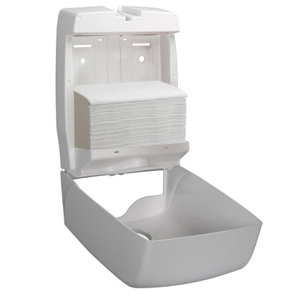 En vit väggdispenser är öppen och visar en stapel Kleenex® vikta handdukar - Vit/Storförpackning (15 clips x 124 ark) från Kimberly-Clark GmbH, som är ordentligt arrangerade i facket.
