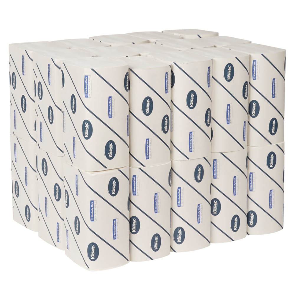 Ett prydligt staplat set Kleenex® Ultra™ handdukar - Interfold, Vit, Stor (30 klämmor x 94 ark per låda) från Kimberly-Clark GmbH; varje förpackning är förpackad i vitt med blå accenter och liknar det rena utseendet på premiumhanddukar.