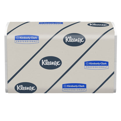 En rektangulär stapel Kleenex® Ultra™ handdukar - Interfold/Vit från Kimberly-Clark GmbH, i vit förpackning med upprepade blå logotyper "Kleenex" och "Kimberly-Clark Professional" tryckta. Lådan innehåller 30 förpackningar med 94 ark vardera.