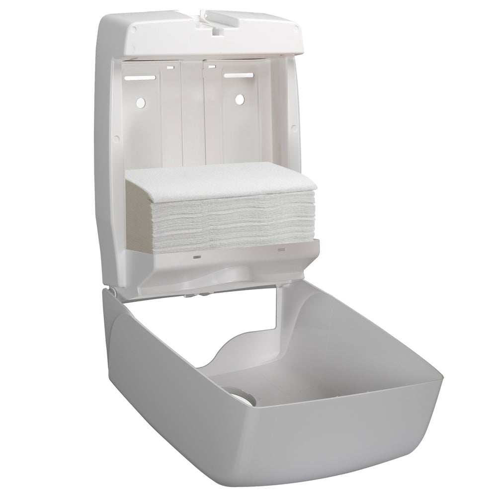 En vit väggdispenser är öppen och visar en hög Hostess™ NATURA™ handdukar (vikta, vita, stora), från Kimberly-Clark GmbH - idealisk för enkel pappershandduksuttagning i offentliga toaletter. Box: 20 klipp x 84 ark.