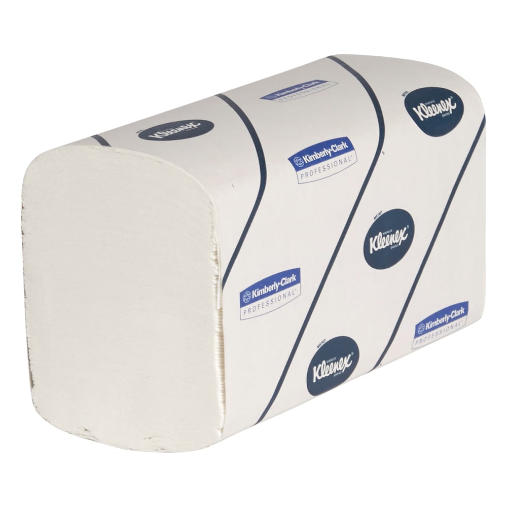 En stapel Kleenex® Ultra™ handdukar Interfold, stor, vit, 30 klämmor x 94 ark i kartong (30 paket) från Kimberly-Clark GmbH syns i märkesförpackning mot vit bakgrund.