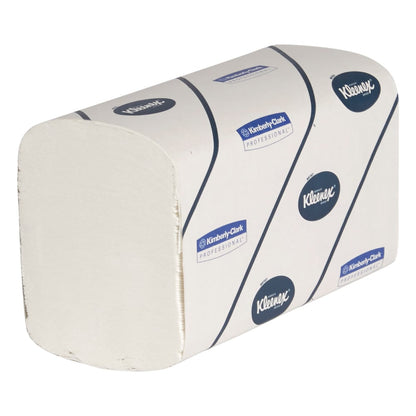En stapel Kleenex® Ultra™ handdukar Interfold, stor, vit, 30 klämmor x 94 ark i kartong (30 paket) från Kimberly-Clark GmbH syns i märkesförpackning mot vit bakgrund.