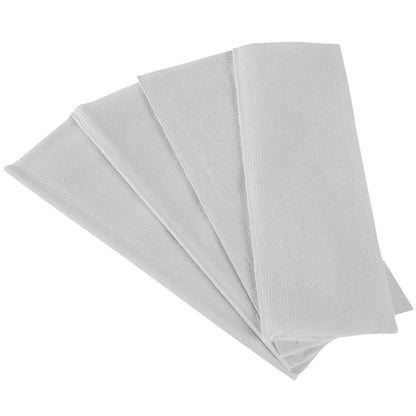 Fyra vita, rektangulära Kleenex® Ultra™ handdukar från Kimberly-Clark GmbH är ordnade i solfjäderform mot vit bakgrund. Storpacken innehåller 30 klämmor med 94 Interfold-handdukar vardera, hygieniskt och elegant presenterade.