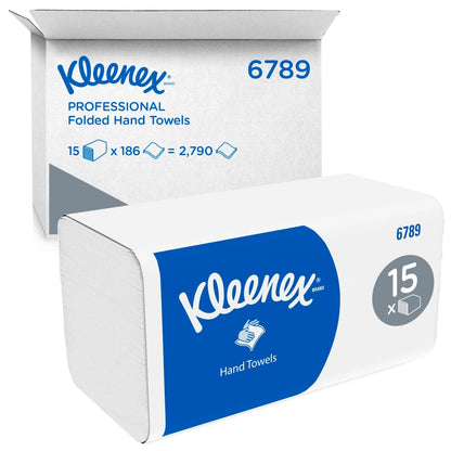 En kartong Kleenex® vikta pappershanddukar från Kimberly-Clark GmbH (vit, mellanvikning) innehåller 15 förpackningar med vardera 186 ark - totalt 2 790 engångshanddukar. Blå och vit branding; öppen fraktkartong synlig i bakgrunden.